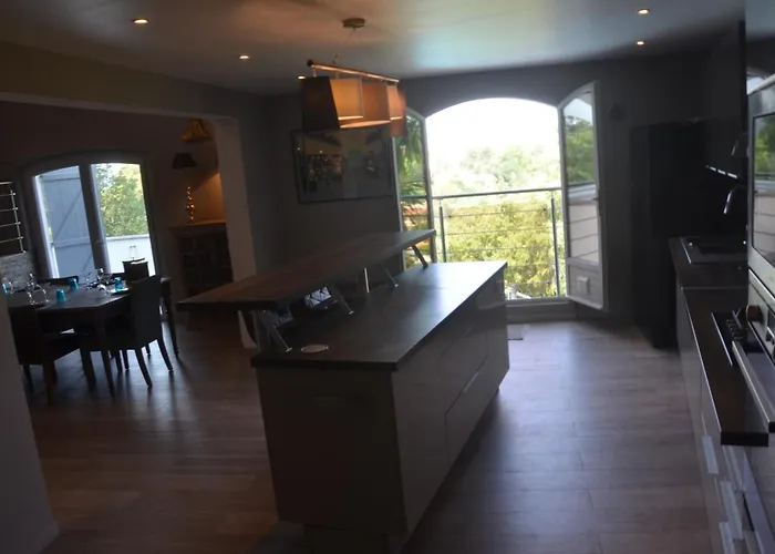 Belle Maison Avec Piscine Dans Les Hauteurs à Raphael Villa