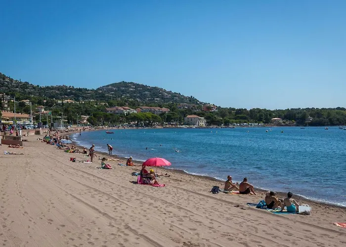 Belle Maison Avec Piscine Dans Les Hauteurs à Raphael